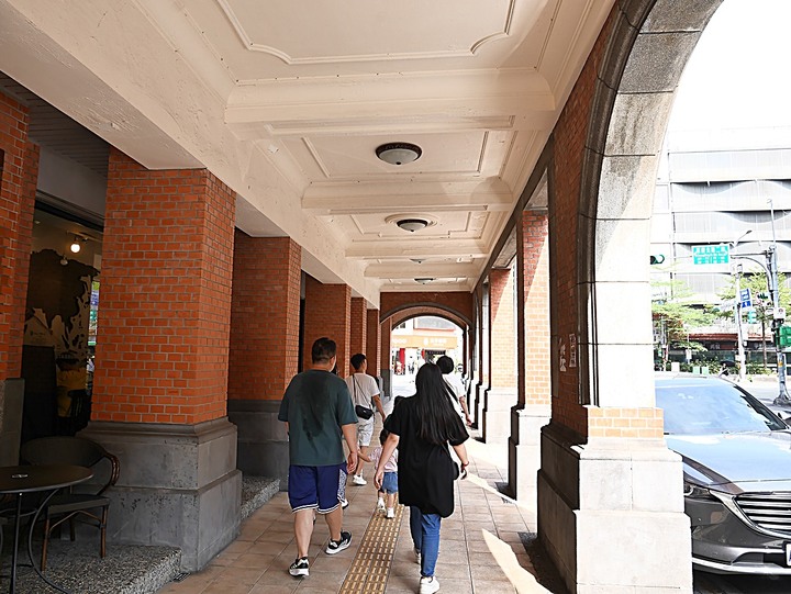 文萌樓、原臺北北警察署、新芳春行、老建築咖啡館群,外掛阿桐阿寶四神湯+大埔鐵板燒— 大稻埕臺北橋頭散策 第二部