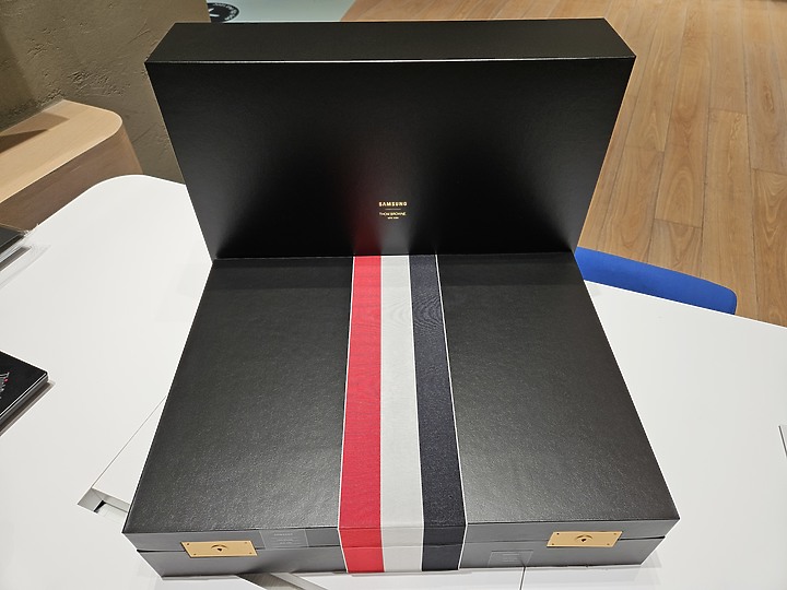 點我看大圖 等了兩年!Galaxy Z Fold5 Thom Browne,終於買到了!(不專業開箱)