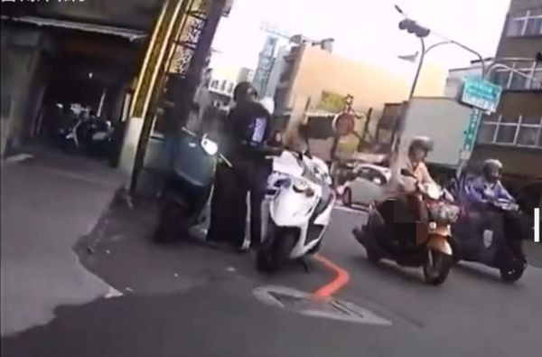騎車看手機邊看邊笑...警察在後全程目睹下秒遭攔車舉發