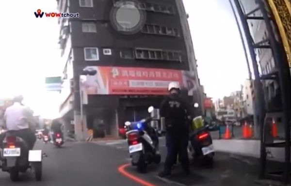 騎車看手機邊看邊笑...警察在後全程目睹下秒遭攔車舉發