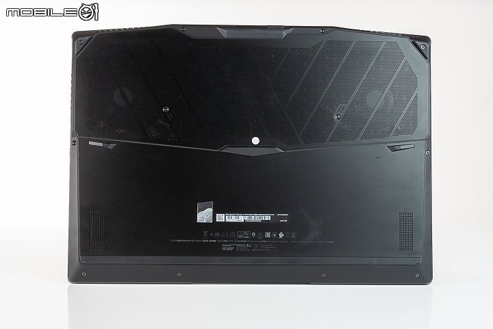 MSI Stealth 17 Studio A13V 測試報告|薄型機身釋放專業創作者效能