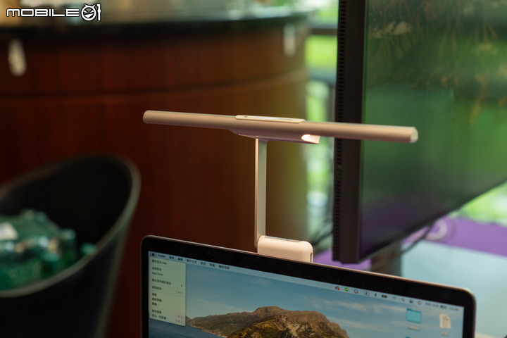 【採訪】BenQ 推出 Laptop Bar 筆電燈 以廣闊特殊光型在外也能打造舒適工作環境