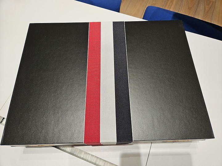 點我看大圖 等了兩年!Galaxy Z Fold5 Thom Browne,終於買到了!(不專業開箱)