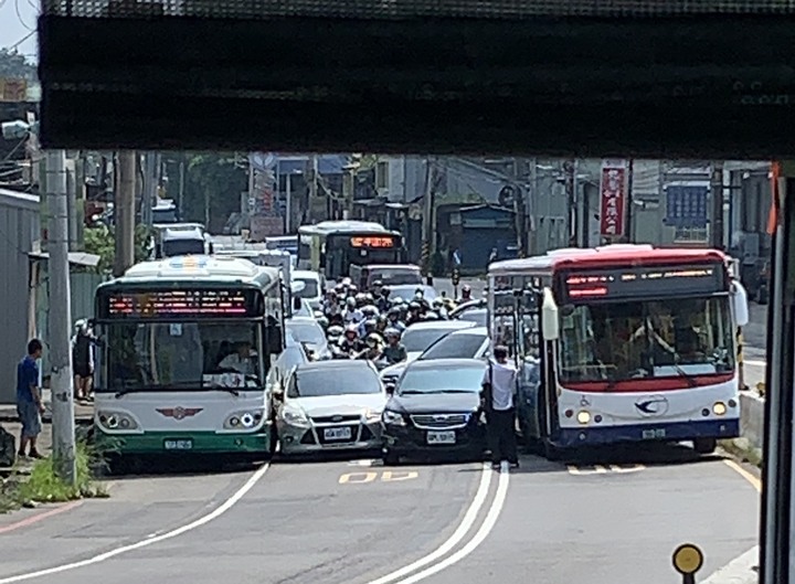 誰說只有機車會鑽車縫？