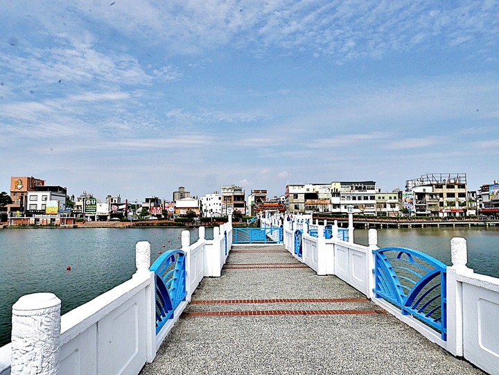 臺灣客家茶文化館、太平紅橋、龍潭大池、鍾肇政文學生活園區、武德殿 — 茶鄉龍潭一日行旅,外掛香噴噴的炸全雞配涼麵