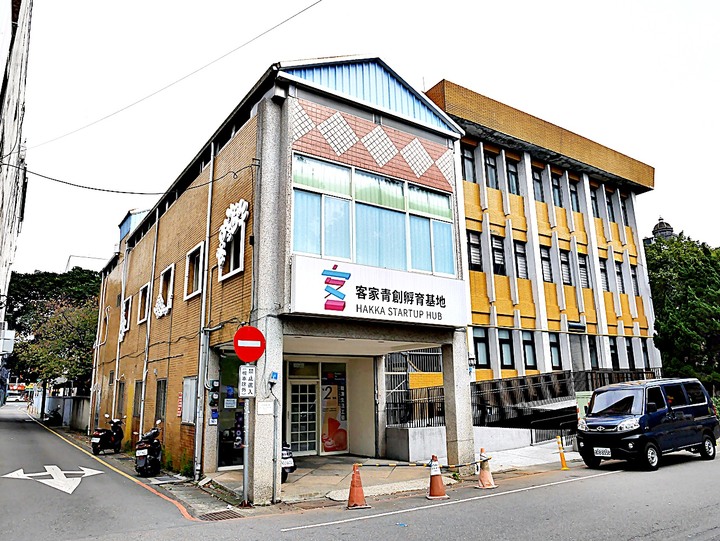 臺灣客家茶文化館、太平紅橋、龍潭大池、鍾肇政文學生活園區、武德殿 — 茶鄉龍潭一日行旅,外掛香噴噴的炸全雞配涼麵