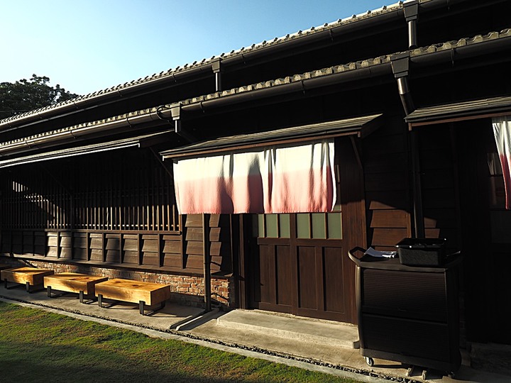 赤崁東街日式宿舍(明治町冰淇淋)、原臺南測候所、原鶯料理、西市場、河樂廣場(臺南運河) — 臺南老街市之日治時期建築,外掛美味純日式拉麵 — 一拉面
