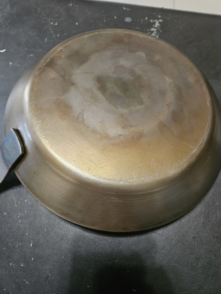 鐵鍋在料理後顏色一直改變?