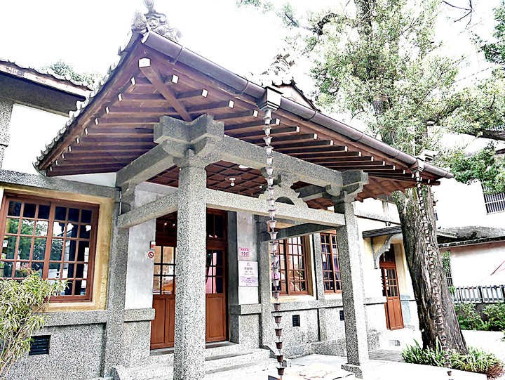 臺灣客家茶文化館、太平紅橋、龍潭大池、鍾肇政文學生活園區、武德殿 — 茶鄉龍潭一日行旅,外掛香噴噴的炸全雞配涼麵