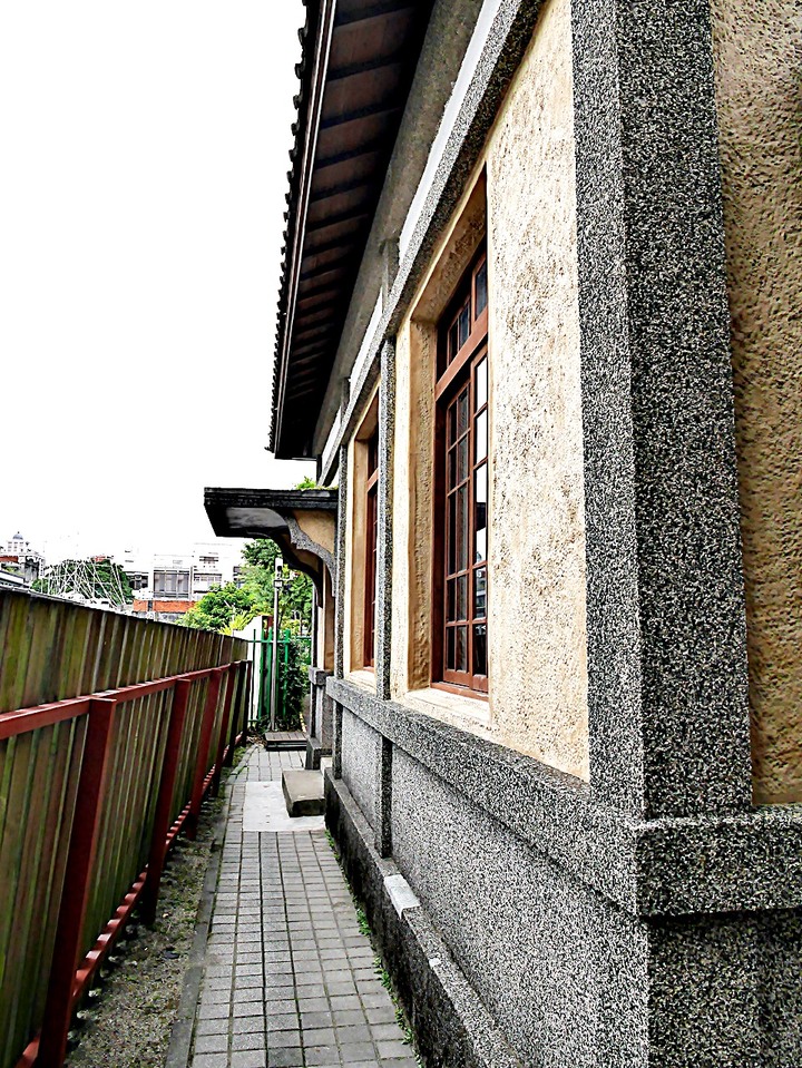 臺灣客家茶文化館、太平紅橋、龍潭大池、鍾肇政文學生活園區、武德殿 — 茶鄉龍潭一日行旅,外掛香噴噴的炸全雞配涼麵