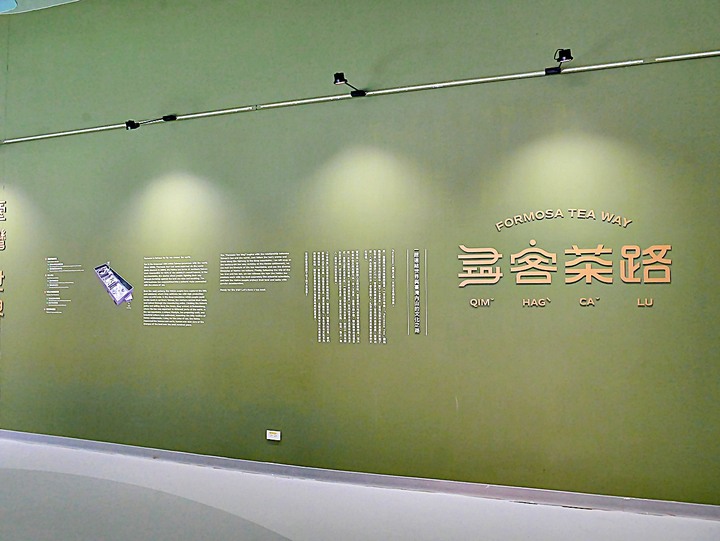 臺灣客家茶文化館、太平紅橋、龍潭大池、鍾肇政文學生活園區、武德殿 — 茶鄉龍潭一日行旅,外掛香噴噴的炸全雞配涼麵