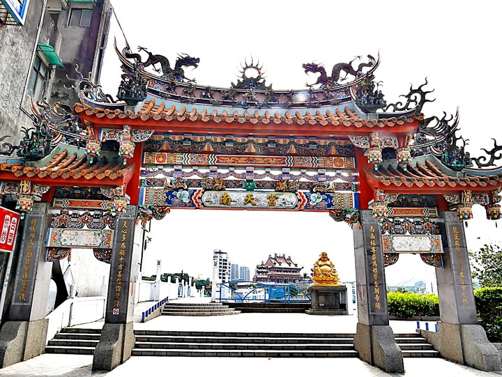 臺灣客家茶文化館、太平紅橋、龍潭大池、鍾肇政文學生活園區、武德殿 — 茶鄉龍潭一日行旅,外掛香噴噴的炸全雞配涼麵