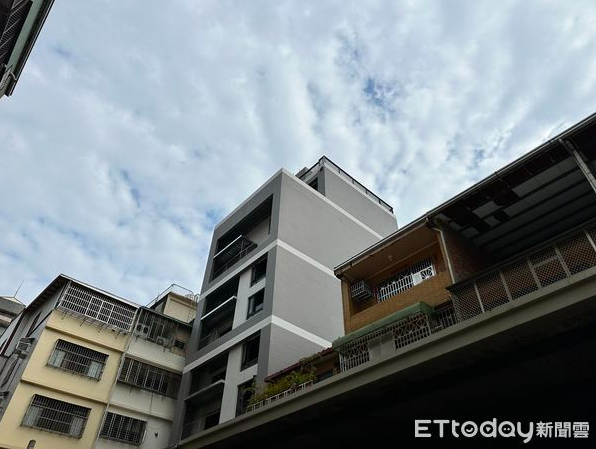 西區透天厝「拿5樓建照蓋8樓」遭市府勒令限拆