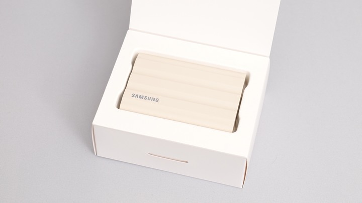 怕硬碟摔壞資料遺失？把防禦力點滿就對了！SAMSUNG T7 Shield