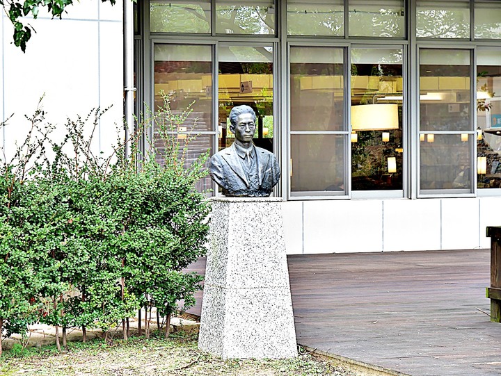 臺灣客家茶文化館、太平紅橋、龍潭大池、鍾肇政文學生活園區、武德殿 — 茶鄉龍潭一日行旅,外掛香噴噴的炸全雞配涼麵