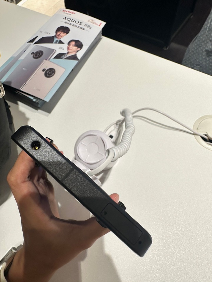 [分享]夏普R8s pro in新光三越A8快閃店