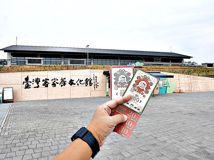臺灣客家茶文化館、太平紅橋、龍潭大池、鍾肇政文學生活園區、武德殿 — 茶鄉龍潭一日行旅，外掛香噴噴的炸全雞配涼麵