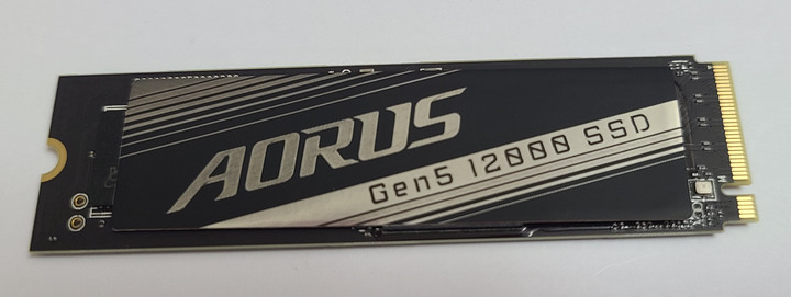 【開箱簡測】GIGABYTE AORUS Gen5 12000 PCIe 5.0x4 2TB SSD 效能簡測 (圖多)