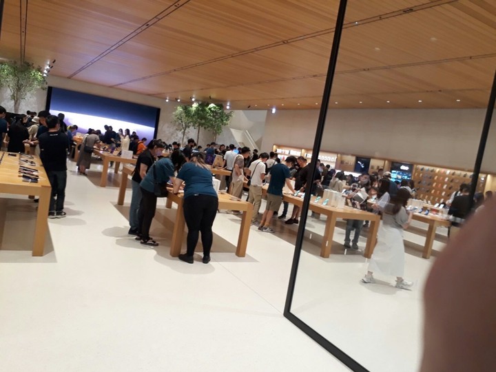 昨天官網刷到現貨 今天去蘋果店取了 直接畢業鈦原色