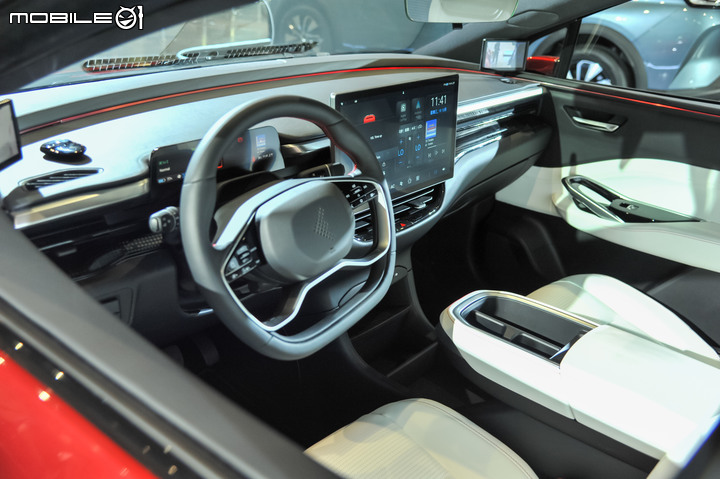 Model B 跨界電動車量產版於鴻海科技日正式現身!外型延續概念版本、具備500公里續航力