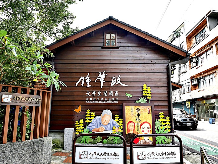 臺灣客家茶文化館、太平紅橋、龍潭大池、鍾肇政文學生活園區、武德殿 — 茶鄉龍潭一日行旅，外掛香噴噴的炸全雞配涼麵