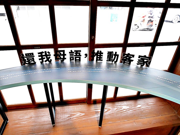 臺灣客家茶文化館、太平紅橋、龍潭大池、鍾肇政文學生活園區、武德殿 — 茶鄉龍潭一日行旅,外掛香噴噴的炸全雞配涼麵