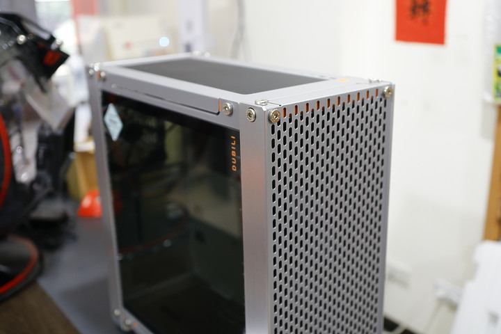 INWIN 金屬框架全模組機殼。DUBILI - 銀灰開箱