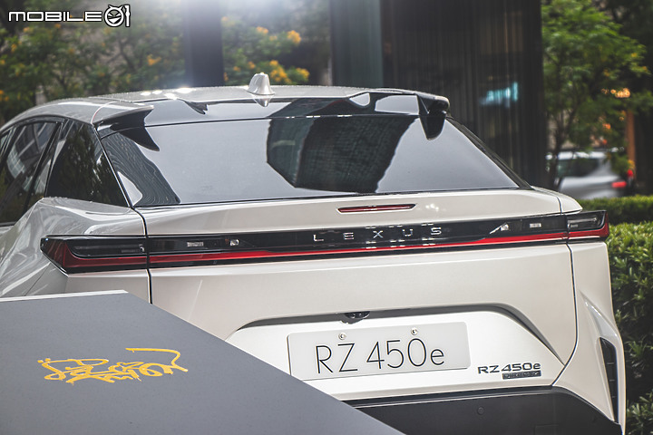 【採訪】五度攜手合作!「2023台北時裝週」盛大展開,Lexus RZ 450e坐鎮時尚展台!