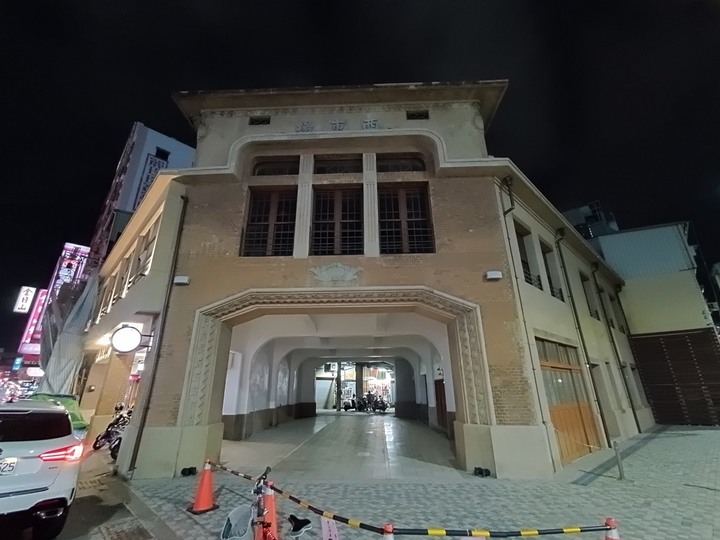赤崁東街日式宿舍(明治町冰淇淋)、原臺南測候所、原鶯料理、西市場、河樂廣場(臺南運河) — 臺南老街市之日治時期建築,外掛美味純日式拉麵 — 一拉面