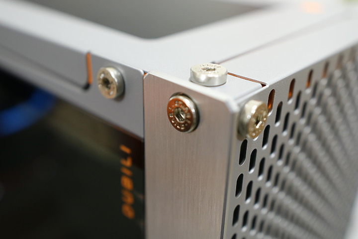 INWIN 金屬框架全模組機殼。DUBILI - 銀灰開箱