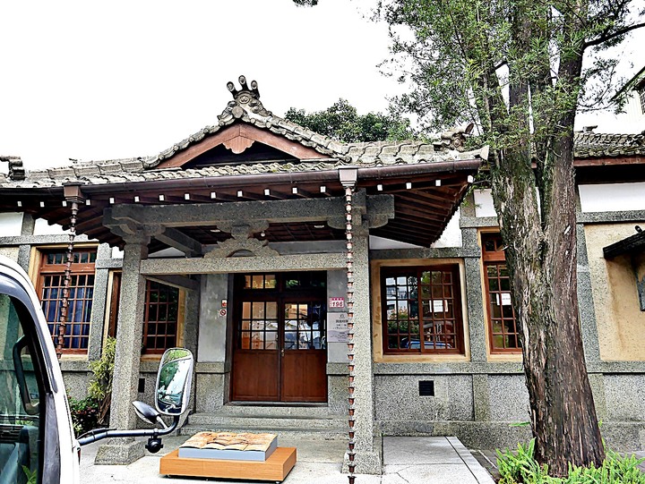 臺灣客家茶文化館、太平紅橋、龍潭大池、鍾肇政文學生活園區、武德殿 — 茶鄉龍潭一日行旅,外掛香噴噴的炸全雞配涼麵