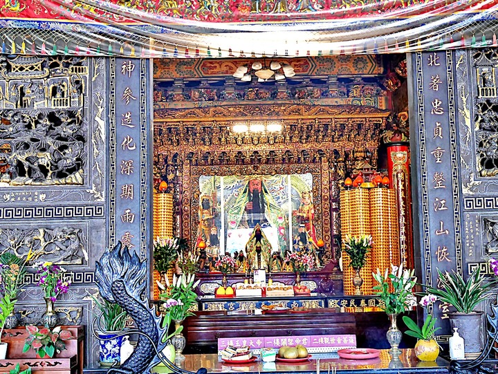 臺灣客家茶文化館、太平紅橋、龍潭大池、鍾肇政文學生活園區、武德殿 — 茶鄉龍潭一日行旅,外掛香噴噴的炸全雞配涼麵