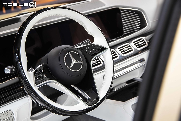 【採訪】Mercedes-Maybach GLS小改款現身Art Taipei,結合黃敬中藝術作品呈現高端奢華風采!