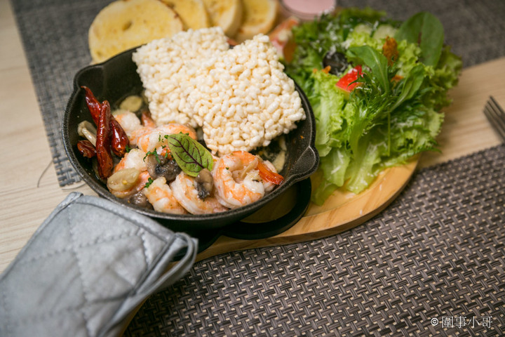馬祖新村美食-YA bistro,一間集美味餐點與優閒氛圍於一身的法式鄉村餐館。如果在馬祖新村逛累了,來YA坐坐吧。桃園中壢美食推薦