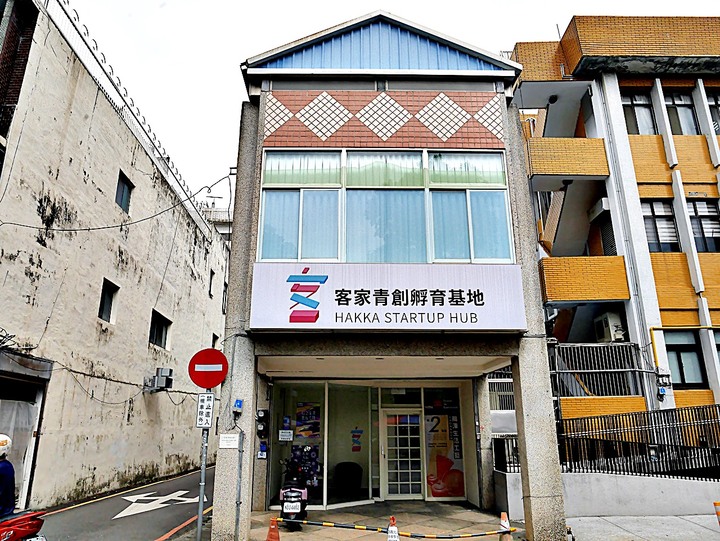 臺灣客家茶文化館、太平紅橋、龍潭大池、鍾肇政文學生活園區、武德殿 — 茶鄉龍潭一日行旅，外掛香噴噴的炸全雞配涼麵