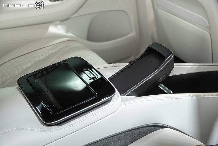 【採訪】Mercedes-Maybach GLS小改款現身Art Taipei,結合黃敬中藝術作品呈現高端奢華風采!