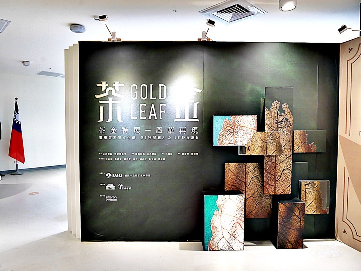 臺灣客家茶文化館、太平紅橋、龍潭大池、鍾肇政文學生活園區、武德殿 — 茶鄉龍潭一日行旅,外掛香噴噴的炸全雞配涼麵
