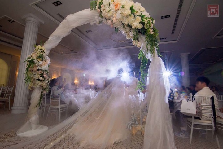 【臺南宴會】白色系歐式婚禮，可容納35桌的空間，適合宴會、會議及尾牙，活動包場也超合適~涵花庭會館   - 南人幫