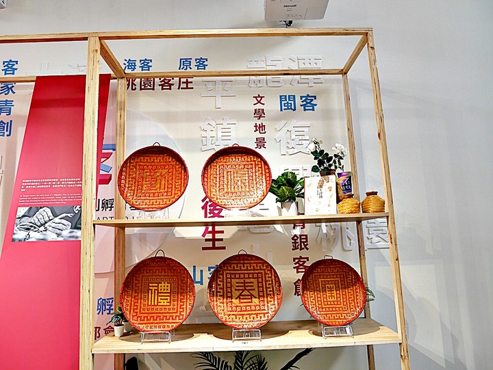 臺灣客家茶文化館、太平紅橋、龍潭大池、鍾肇政文學生活園區、武德殿 — 茶鄉龍潭一日行旅,外掛香噴噴的炸全雞配涼麵