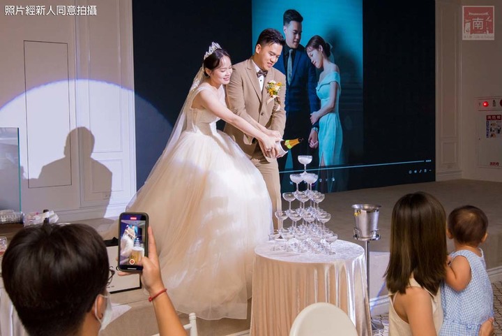 【臺南宴會】白色系歐式婚禮，可容納35桌的空間，適合宴會、會議及尾牙，活動包場也超合適~涵花庭會館   - 南人幫