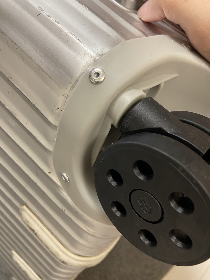 rimowa 輪子+輪子底座,自己更換,不專業分享。