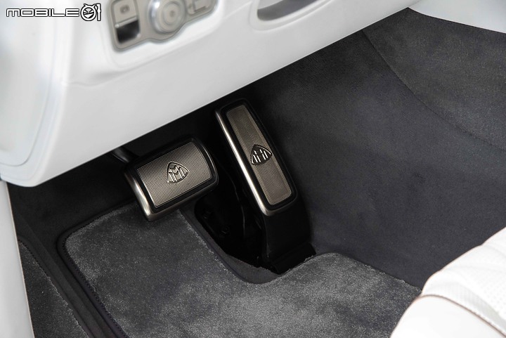 【採訪】Mercedes-Maybach GLS小改款現身Art Taipei,結合黃敬中藝術作品呈現高端奢華風采!