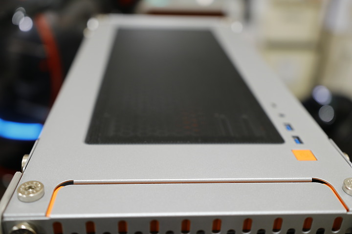 INWIN 金屬框架全模組機殼。DUBILI - 銀灰開箱