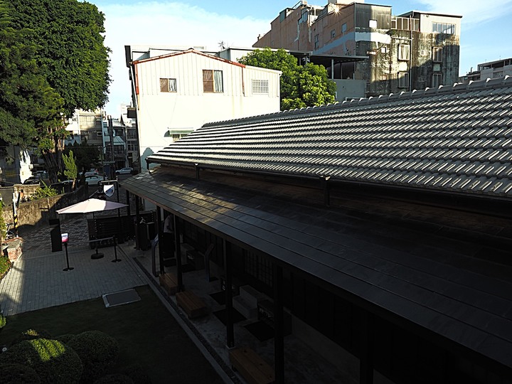 赤崁東街日式宿舍(明治町冰淇淋)、原臺南測候所、原鶯料理、西市場、河樂廣場(臺南運河) — 臺南老街市之日治時期建築,外掛美味純日式拉麵 — 一拉面