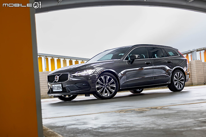 Volvo V60 Plus B3 試駕|旅行車老將再出招,入門動力更顯超值!