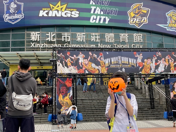 萬聖節帶孩子去看中信特攻籃球隊的開幕戰
