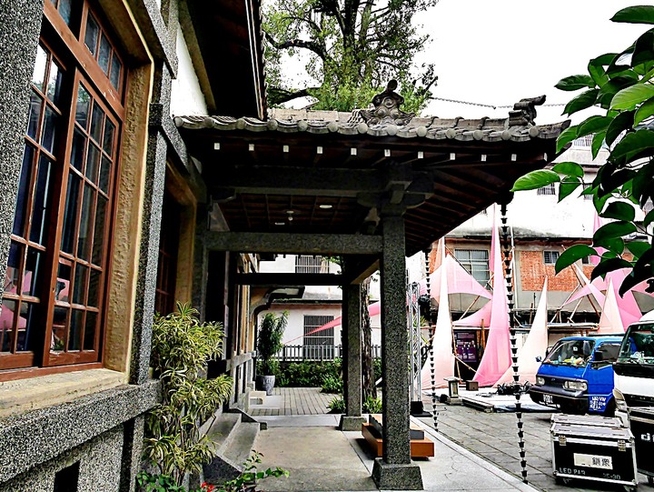 臺灣客家茶文化館、太平紅橋、龍潭大池、鍾肇政文學生活園區、武德殿 — 茶鄉龍潭一日行旅,外掛香噴噴的炸全雞配涼麵