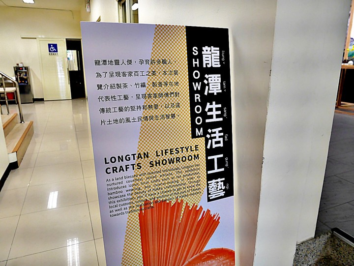 臺灣客家茶文化館、太平紅橋、龍潭大池、鍾肇政文學生活園區、武德殿 — 茶鄉龍潭一日行旅,外掛香噴噴的炸全雞配涼麵