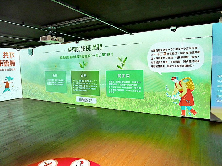 臺灣客家茶文化館、太平紅橋、龍潭大池、鍾肇政文學生活園區、武德殿 — 茶鄉龍潭一日行旅,外掛香噴噴的炸全雞配涼麵