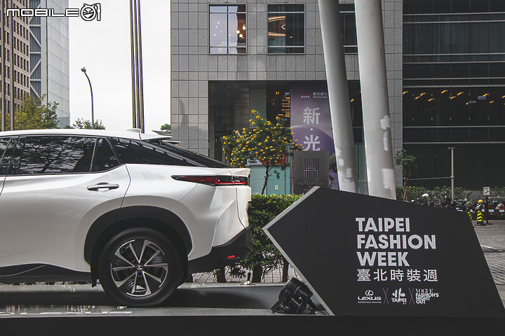 【採訪】五度攜手合作!「2023台北時裝週」盛大展開,Lexus RZ 450e坐鎮時尚展台!